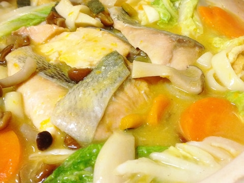 甲州名物ほうとうで秋鮭ときのこの野菜ほうとう鍋